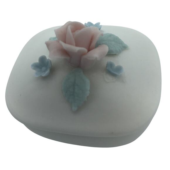 Vintage White Miniature Footed Porcelain Ring Trinket Box with Rose and Leaves - Picture 3 of 7